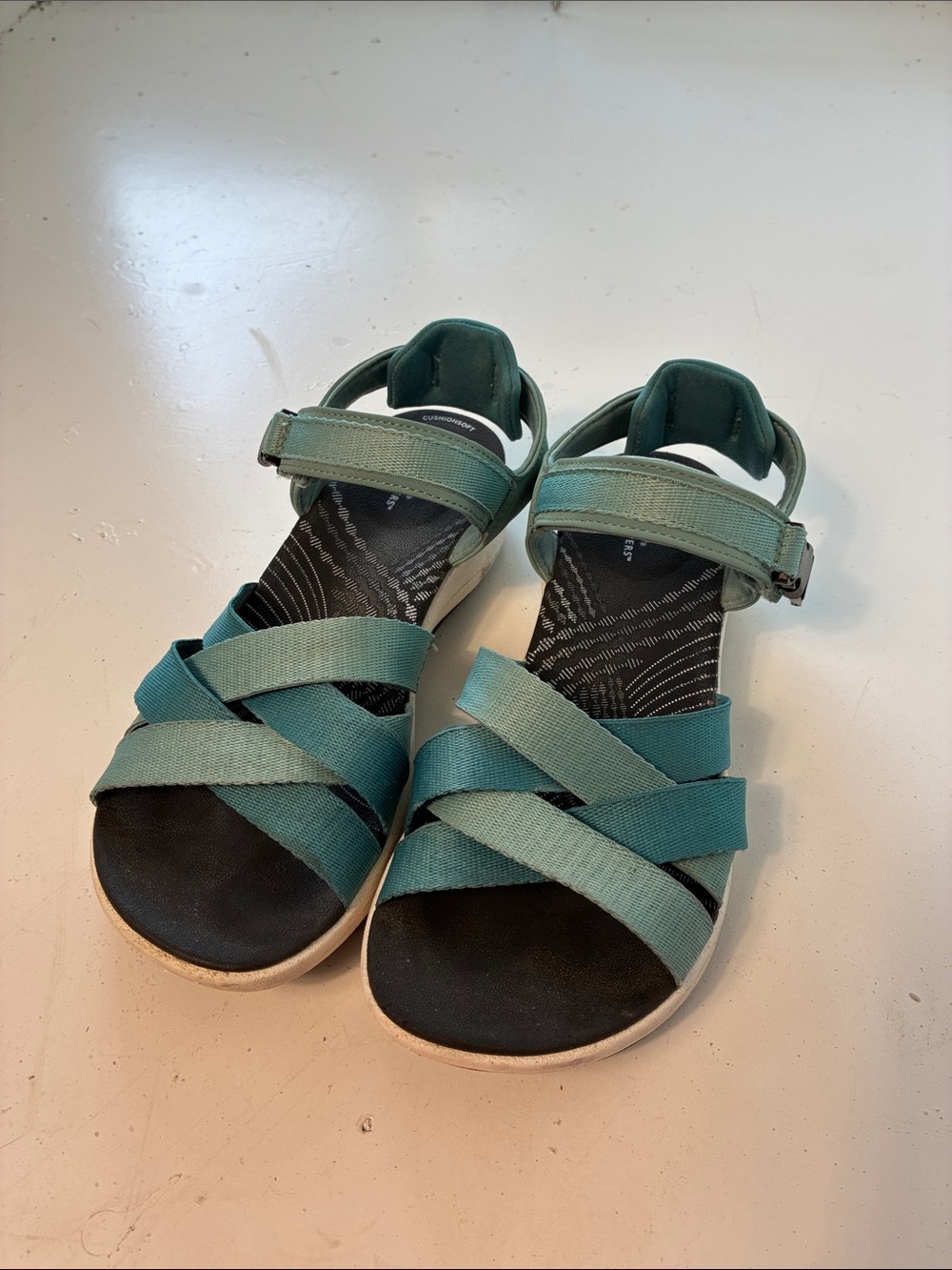 Clark’s Sz 7 Blu Criss Cross Strap Sandals Cloudsteppers